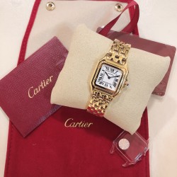 实拍 GF最强女表系列——卡地亚猎豹Panthre de Cartier。华丽而不羁，是Panthre de Cartier猎豹所传达的美学风格。它线条流畅，魅惑动人，柔软服帖于腕间，宛若在肌肤上翩翩起舞。独特的造型彰显成熟优雅、自信动人的女性形象。GF工厂以精湛技艺，原装开模，打造出与正品无异的精美流线表耳，与表壳一体成型。搭载瑞士朗达石英机芯，316L精钢壳套，尺寸：27 x 37毫米，厚度：6毫米，镀银表盘，剑形蓝钢指针，100%三度防水。搭配专柜旅行包装物料