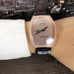 法兰克 穆勒Franck Muller 全新满天星系列⚓️搭载进口日本西铁城机械机芯⚙️18K电镀工艺意大利双面小牛皮原装针扣酒桶形拱桥状精钢表壳⚫️手工全镶嵌施华洛水晶钻 高贵霸气尺寸43*55mm高尚的艺术 精湛的工艺 一经发布 无不轰动