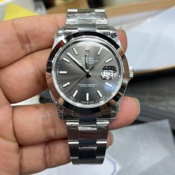 ROLEX 劳力士 蚝式恒动日志型41mm系列腕表，直径41mm，经典的蚝式表壳搭配三角坑纹外圈，把头采用旋入式设计，抗刮损蓝水晶玻璃，防反光凸透式放大（2.5倍）日历窗，隐蔽式摺叠皇冠带扣，矜持有度秀而不媚 恒久优雅！