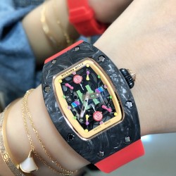 实拍 最新理查珐琅棉花糖理查德米勒 RichardMille 珐琅棉花糖 最新爆款 bon bon系列最稀有的作品！克服传统工艺打破模式！钟表最受尊敬的技术之一。不是所有人的嫁妆，棉花糖运动曲线和颜色，它们是诱人的。有了理查德米勒，实现了把棉花糖戴在你的手腕上！白色陶瓷加上黄粉绿搪瓷表盘，RM-07柔和的颜色创造了一个组合...甜蜜！糖果店的一次旅行，一个让人难以置信的艺术品。你会戴上它吗？