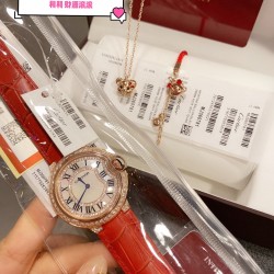 新年特惠送福饰品CARTIER卡卡 ，蓝气球奢华系列，自然光实拍，超美摒弃了现代盛行的繁复华丽的修饰，以经典又潮流的元素重新诠释唯美，高贵气质尽显无漏！打造独家高超品质.11色牛皮表带可选，原装折叠表扣，尺寸：36mm 新年特惠 先到先得