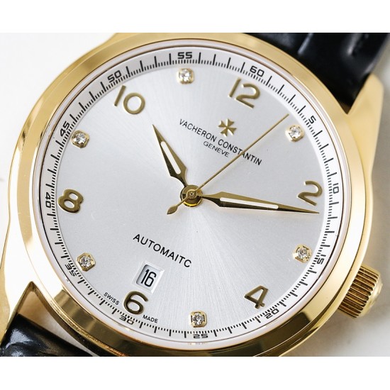 PK精品 江诗丹顿〰〰ᵀᴴᴱ ᴮᴱˢᵀ ᴵˢ ᶠᴼᴿ ᵞᴼᵁ 最新上市 江诗丹顿 vacheron Constantin 贵族的艺术品!搭配进口机芯(0返修)采用316精钢表壳!意大利进口牛皮表带!耗时8个月打造,堪称完美无缺,耐磨蓝宝石防刮花玻璃镜面!深度防水!字面采用独特的钉钻设计和出色到位,是新一代成熟魅力的成功人士首选! PK精品 江诗丹顿〰〰ᵀᴴᴱ ᴮᴱˢᵀ ᴵˢ ᶠᴼᴿ ᵞᴼᵁ 最新上市 江诗丹顿 vacheron Constantin 贵族的艺术品!搭配进口机芯(0返修)采用316精钢表壳!意大利进口牛皮表带!耗时8个月打造,堪称完美无缺,耐磨蓝宝石防刮花玻璃镜面!深度防水!字面采用独特的钉钻设计和出色到位,是新一代成熟魅力的成功人士首选!