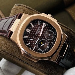 【PFF Factory2021牛年力作】V2升级版 【市场最高品质版本】百达.翡丽Patekphilippe运动系列（鹦鹉螺）5724（霸道总裁）升级版！1⃣️所有功能同正品（10字位动能显示，7字位日历和月相 4字位小秒针），和原装一样的带水平压纹图案，带荧光刻度 ！2⃣️直径40毫米，904L精钢镀金，蓝宝石玻璃镜面。3⃣️5722和5724款的外钻为施华洛世奇钻，通透闪亮，气质非凡。在目前技术范畴内尽可能接近原装，此款腕表可以让您驾驭所有场合！PFF匠心之作 欢迎您的品鉴！