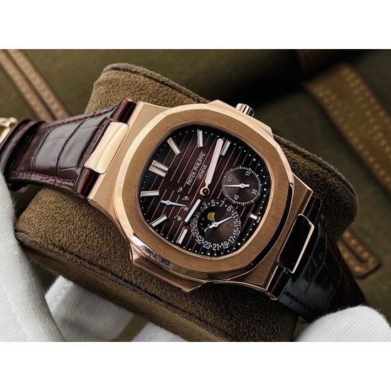 【PFF Factory2021牛年力作】V2升级版 【市场最高品质版本】百达.翡丽Patekphilippe运动系列(鹦鹉螺)5724(霸道总裁)升级版!1⃣️所有功能同正品(10字位动能显示,7字位日历和月相 4字位小秒针),和原装一样的带水平压纹图案,带荧光刻度 !2⃣️直径40毫米,904L精钢镀金,蓝宝石玻璃镜面。3⃣️5722和5724款的外钻为施华洛世奇钻,通透闪亮,气质非凡。在目前技术范畴内尽可能接近原装,此款腕表可以让您驾驭所有场合!PFF匠心之作 欢迎您的品鉴! 【PFF Factory2021牛年力作】V2升级版 【市场最高品质版本】百达.翡丽Patekphilippe运动系列(鹦鹉螺)5724(霸道总裁)升级版!1⃣️所有功能同正品(10字位动能显示,7字位日历和月相 4字位小秒针),和原装一样的带水平压纹图案,带荧光刻度 !2⃣️直径40毫米,904L精钢镀金,蓝宝石玻璃镜面。3⃣️5722和5724款的外钻为施华洛世奇钻,通透闪亮,气质非凡。在目前技术范畴内尽可能接近原装,此款腕表可以让您驾驭所有场合!PFF匠心之作 欢迎您的品鉴!