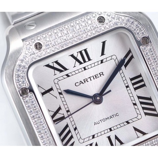 【BV出品】santos de Cartier腕表 山度士女装表款 表壳 表圈镶嵌206颗明亮式切割圆钻 七角形表冠 镶嵌一颗多切面蓝宝石 阳光射线纹饰效果表盘,剑型蓝钢指针 蓝宝石水晶镜面 配备“SmartLink”表链调节装置 可配鳄鱼皮或牛皮表带 搭配双重折叠表扣 表带均配备“QuickSwitch”表带快速替换装置 表壳宽度:35.1毫米 表壳厚度:8.83毫米 防水深度10巴(约100米) 【BV出品】santos de Cartier腕表 山度士女装表款 表壳 表圈镶嵌206颗明亮式切割圆钻 七角形表冠 镶嵌一颗多切面蓝宝石 阳光射线纹饰效果表盘,剑型蓝钢指针 蓝宝石水晶镜面 配备“SmartLink”表链调节装置 可配鳄鱼皮或牛皮表带 搭配双重折叠表扣 表带均配备“QuickSwitch”表带快速替换装置 表壳宽度:35.1毫米 表壳厚度:8.83毫米 防水深度10巴(约100米)