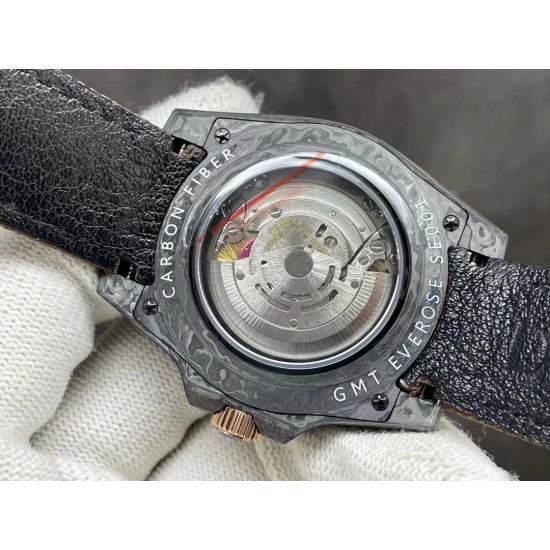 Diw新作勞力士超限量中东版 GMT-MASTER II Diw团队重新制作了碳纤维表壳,同时包含表圈、面盘等零件也全都是碳纤维材质,其中碳纤维表圈上数字刻度首次采用全新碳纤维植丁技术(非填油)塑造丰富视觉层次,质感细腻。透视底盖可清楚展示正反快速调日历的劳力士专属cal.3186机芯。搭配柔软魔术贴表带和一体碳纤维表扣。首批量产提供4种颜色表盘可选,5种不同颜色风格表带。 Diw新作勞力士超限量中东版 GMT-MASTER II Diw团队重新制作了碳纤维表壳,同时包含表圈、面盘等零件也全都是碳纤维材质,其中碳纤维表圈上数字刻度首次采用全新碳纤维植丁技术(非填油)塑造丰富视觉层次,质感细腻。透视底盖可清楚展示正反快速调日历的劳力士专属cal.3186机芯。搭配柔软魔术贴表带和一体碳纤维表扣。首批量产提供4种颜色表盘可选,5种不同颜色风格表带。