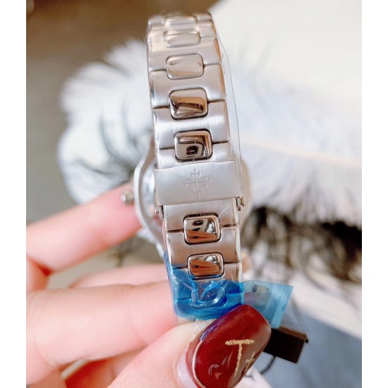 百达翡丽 手雷系列 女款简约飞轮 最强版本 Patek Philippe Seal印记Cal.324 CS自动机械机芯 专柜尺寸33mm 厚度9.5mm 花巨资复刻原版Cal.324 CS机芯 市场现在唯一一个324CS机芯与原装机芯摆轮一致 可谓市场最高版本女表表后 女性对永恒时间理念的钟爱 难以抗拒的柔美气息 百达翡丽 手雷系列 女款简约飞轮 最强版本 Patek Philippe Seal印记Cal.324 CS自动机械机芯 专柜尺寸33mm 厚度9.5mm 花巨资复刻原版Cal.324 CS机芯 市场现在唯一一个324CS机芯与原装机芯摆轮一致 可谓市场最高版本女表表后 女性对永恒时间理念的钟爱 难以抗拒的柔美气息