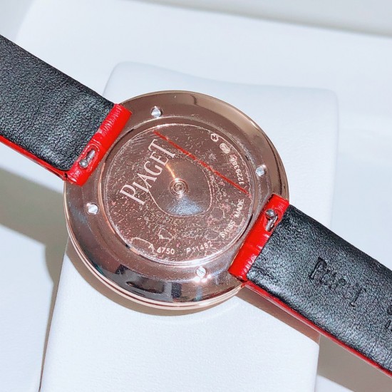 ★实拍 伯爵-PIAGET,时尚石英女款,来自Possession系列诚意推荐,魅力十足的臻品采用瑞士石英机芯,蓝宝石水晶玻璃镜面,表圈可360度旋转,在不经意的旋转之间带来不同的好心情灵动搭配,转动间,专属于你独一无二的个性造型耀目而生有光圈、单排钻和双排钻任性选择!表壳直径34mm厚度8mm。 ★实拍 伯爵-PIAGET,时尚石英女款,来自Possession系列诚意推荐,魅力十足的臻品采用瑞士石英机芯,蓝宝石水晶玻璃镜面,表圈可360度旋转,在不经意的旋转之间带来不同的好心情灵动搭配,转动间,专属于你独一无二的个性造型耀目而生有光圈、单排钻和双排钻任性选择!表壳直径34mm厚度8mm。