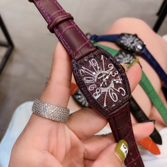 ✔️✔️法兰克穆勒 FranckMuller 36mm*45mm酒桶型表壳和夸张的弧度设计满足了小女生对FM的热爱✔️✔️