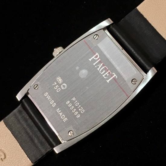 PlAGET-伯爵 Limelight酒桶形系列!尺寸27 x 38毫米。镶饰方形美钻。黑色陶瓷表冠。表扣镶饰13颗圆形美钻。蓝宝石水晶玻璃。这款Limelight酒桶形腕表犹如一套女装晚礼服,其白金表壳的每一面都镶饰着两行排列整齐的圆形美钻,将奢华优雅演绎得淋漓尽致。黑色的陶瓷表冠与黑色丝缎表带彼此呼应,形成了绝妙的搭配。银色的表盘泛着彩虹的光晕,而精巧纤细的黑色罗马数字时标则记录着光阴的流转,一览无遗。请认准独家细节品质。 PlAGET-伯爵 Limelight酒桶形系列!尺寸27 x 38毫米。镶饰方形美钻。黑色陶瓷表冠。表扣镶饰13颗圆形美钻。蓝宝石水晶玻璃。这款Limelight酒桶形腕表犹如一套女装晚礼服,其白金表壳的每一面都镶饰着两行排列整齐的圆形美钻,将奢华优雅演绎得淋漓尽致。黑色的陶瓷表冠与黑色丝缎表带彼此呼应,形成了绝妙的搭配。银色的表盘泛着彩虹的光晕,而精巧纤细的黑色罗马数字时标则记录着光阴的流转,一览无遗。请认准独家细节品质。