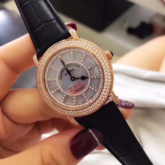 法兰克穆勒Franck muller ⏱FM新款镶钻简约女表✔️表壳表盘均选用进口5A水钻镶嵌、绝不掉钻‼️表盘很立体的双层字面、底层采用高端定制天然母贝、颜色炫彩自然、12个刻度用水钻镶嵌、立体感十足真皮表带、钢壳、进口石英机芯、蓝宝石水晶玻璃镜面、高品质、表盘直径约36毫米❗️这个夏天不离手的时尚单品 法兰克穆勒Franck muller ⏱FM新款镶钻简约女表✔️表壳表盘均选用进口5A水钻镶嵌、绝不掉钻‼️表盘很立体的双层字面、底层采用高端定制天然母贝、颜色炫彩自然、12个刻度用水钻镶嵌、立体感十足真皮表带、钢壳、进口石英机芯、蓝宝石水晶玻璃镜面、高品质、表盘直径约36毫米❗️这个夏天不离手的时尚单品
