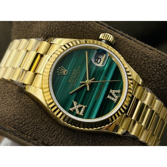 【EW Factory2021墙裂推荐】最美劳.力士Rolex蚝式恒动日志型31MM系列女士腕表!1⃣️搭配瑞士进口机芯,品质稳定可靠!2⃣️与原装一致厚度11毫米,表径31毫米!修正市场其它版本不足,市场其它版本尺寸厚度不对,一眼假!3⃣️天然孔雀石表面,每一块都是独一无二!4⃣️ 一体成型中层表壳,旋入式底盖及上链表冠!5⃣️顶级做工,每条表带与表耳完美契合,给予手腕最高的舒适度!每个极致的细节都是EW Factory匠心开发的精品精髓!欢迎您的品鉴! 【EW Factory2021墙裂推荐】最美劳.力士Rolex蚝式恒动日志型31MM系列女士腕表!1⃣️搭配瑞士进口机芯,品质稳定可靠!2⃣️与原装一致厚度11毫米,表径31毫米!修正市场其它版本不足,市场其它版本尺寸厚度不对,一眼假!3⃣️天然孔雀石表面,每一块都是独一无二!4⃣️ 一体成型中层表壳,旋入式底盖及上链表冠!5⃣️顶级做工,每条表带与表耳完美契合,给予手腕最高的舒适度!每个极致的细节都是EW Factory匠心开发的精品精髓!欢迎您的品鉴!