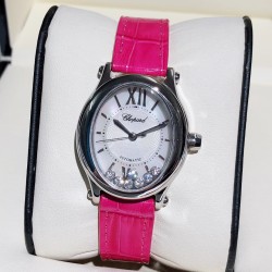实拍 萧邦-ChopardHappy Sport Oval 石英版本腕表精钢表壳制表工艺与优雅美学风格巧妙结合，以此来展示女性魅力和技术性能。玫瑰金真空电镀材质，既优雅又时尚，以圆润柔美的曲线演绎隽永女性魅力。萧邦对象征永恒的椭圆形展现新颖诠释，打造出一款献给女性的臻礼，许下一个象征快乐的诚挚诺言。Happy Spor欢快嬉戏、自由旋转的水钻珠子在两片蓝宝石水晶之间愉悦轻舞。表壳 约30mm珍珠贝壳彩色表盘搭配光泽亮皮纹表带针扣穿戴C表扣。