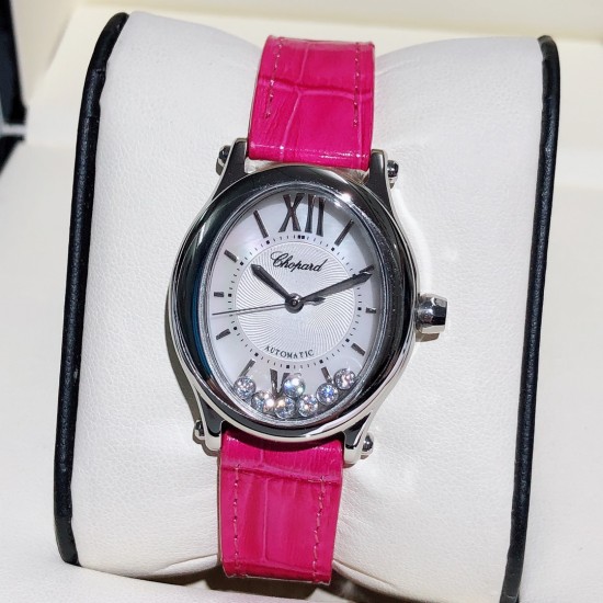 实拍 萧邦-ChopardHappy Sport Oval 石英版本腕表精钢表壳制表工艺与优雅美学风格巧妙结合,以此来展示女性魅力和技术性能。玫瑰金真空电镀材质,既优雅又时尚,以圆润柔美的曲线演绎隽永女性魅力。萧邦对象征永恒的椭圆形展现新颖诠释,打造出一款献给女性的臻礼,许下一个象征快乐的诚挚诺言。Happy Spor欢快嬉戏、自由旋转的水钻珠子在两片蓝宝石水晶之间愉悦轻舞。表壳 约30mm珍珠贝壳彩色表盘搭配光泽亮皮纹表带针扣穿戴C表扣。 实拍 萧邦-ChopardHappy Sport Oval 石英版本腕表精钢表壳制表工艺与优雅美学风格巧妙结合,以此来展示女性魅力和技术性能。玫瑰金真空电镀材质,既优雅又时尚,以圆润柔美的曲线演绎隽永女性魅力。萧邦对象征永恒的椭圆形展现新颖诠释,打造出一款献给女性的臻礼,许下一个象征快乐的诚挚诺言。Happy Spor欢快嬉戏、自由旋转的水钻珠子在两片蓝宝石水晶之间愉悦轻舞。表壳 约30mm珍珠贝壳彩色表盘搭配光泽亮皮纹表带针扣穿戴C表扣。