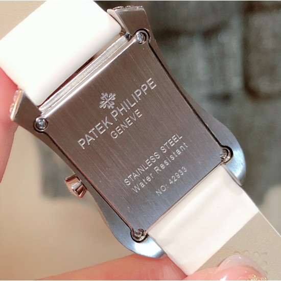 实拍 PATEK PHILIPPE百达翡丽系列 女士腕表(白金表壳搭配沙丁布带,表圈镶嵌天然锆石,蓝宝石玻璃,搭载瑞士石英机芯,尺寸30*34*7毫米) 实拍 PATEK PHILIPPE百达翡丽系列 女士腕表(白金表壳搭配沙丁布带,表圈镶嵌天然锆石,蓝宝石玻璃,搭载瑞士石英机芯,尺寸30*34*7毫米)