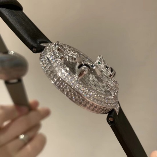 ❤️卡地亚C家白色小蜜蜂创意宝石系列当时看到第一眼就觉得超级可爱!喜欢的赶快拿下吧!整只蜜蜂都是纯手工缝制施华洛钻!光是蜜蜂的大小就调了N次!瑞士石英机芯!40mm的表盘!表带绢丝也是采用原版一致的小薄绒绢丝表带 颜色也是刚刚好的好看!光是为了对版就花费了多少心血 不过换来都是值得的!可以说它是非常完美了!❤️ ❤️卡地亚C家白色小蜜蜂创意宝石系列当时看到第一眼就觉得超级可爱!喜欢的赶快拿下吧!整只蜜蜂都是纯手工缝制施华洛钻!光是蜜蜂的大小就调了N次!瑞士石英机芯!40mm的表盘!表带绢丝也是采用原版一致的小薄绒绢丝表带 颜色也是刚刚好的好看!光是为了对版就花费了多少心血 不过换来都是值得的!可以说它是非常完美了!❤️