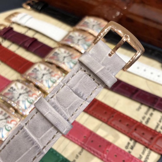 法兰克穆勒 Franck Muller 长岛系列腕表、深受时尚白领及众多明星追捧的顶级品牌,以经典的长方形线条设计呈现、精湛的制表工艺,默默绽放着美丽的光泽。表圈华丽钻石镶嵌,如同精美的王冠,让整款腕表浸润在梦幻清澈的光芒之中。表盘上独特的数字刻度打破常规,流淌着别致的韵律,令人印象深刻。尺寸26mm*45mm*8mm。 法兰克穆勒 Franck Muller 长岛系列腕表、深受时尚白领及众多明星追捧的顶级品牌,以经典的长方形线条设计呈现、精湛的制表工艺,默默绽放着美丽的光泽。表圈华丽钻石镶嵌,如同精美的王冠,让整款腕表浸润在梦幻清澈的光芒之中。表盘上独特的数字刻度打破常规,流淌着别致的韵律,令人印象深刻。尺寸26mm*45mm*8mm。