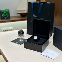 伯爵69Limelight Gala腕表超级版 正品级腕表尺寸32mm有鳄鱼皮表带，绢丝表带，牛皮表带可选运用一流的壳套打磨工艺，诠释伯爵优雅气质。表扣细节工艺，搭配施华洛世奇水钻，偶然一亮，清新脱俗。采用定制版瑞士石英机芯，续航给力，走时稳健，零返修。镶饰60颗明亮式切割钻（约0.92克拉）。表扣镶饰单颗明亮式切割施华洛世奇水钻（约0.01克拉）动人线条衬托优雅气质