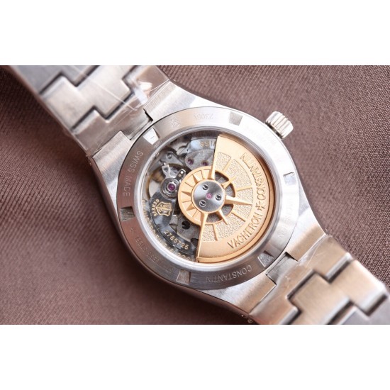 实拍【Vacheron Constantin江诗丹顿】纵横四海系列OVERSEAS女款小号型钢带款——一款极具魅力和旅行精神的女性腕表【表壳】直径36mm适合大部分女性佩戴,84颗圆形切割施华洛水更是钻璀璨夺目 【表盘】简约的大三针设计 旭日纹缎面拉丝的工艺处理 深邃优雅 时标均带白色夜光涂层 【机芯】CITIZEN8系列改Cal.5300机芯(机芯稳定零返修 ) 原装18k纳米镀金质摆陀 实拍【Vacheron Constantin江诗丹顿】纵横四海系列OVERSEAS女款小号型钢带款——一款极具魅力和旅行精神的女性腕表【表壳】直径36mm适合大部分女性佩戴,84颗圆形切割施华洛水更是钻璀璨夺目 【表盘】简约的大三针设计 旭日纹缎面拉丝的工艺处理 深邃优雅 时标均带白色夜光涂层 【机芯】CITIZEN8系列改Cal.5300机芯(机芯稳定零返修 ) 原装18k纳米镀金质摆陀