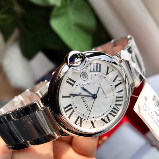 卡地亚 蓝气球「 Cartier 」凹面弧形表壳,扭索雕纹表盘,剑形指针,在卡地亚制表世界中,Ballon Bleu 蓝气球腕表以风格细腻,格调高雅著称。 卡地亚 蓝气球「 Cartier 」凹面弧形表壳,扭索雕纹表盘,剑形指针,在卡地亚制表世界中,Ballon Bleu 蓝气球腕表以风格细腻,格调高雅著称。