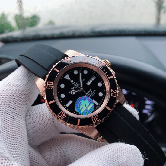 SJ出品 【品牌】劳力士--ROLEX 【类型】男士腕表 Y8【机芯】全自动机械机芯【材质】316L精钢表壳【表镜】矿物强化玻璃镜面【皮质】胶带/钢带(可选)【尺寸】直径40mm 厚度12mm【特性】潜航者系列,专门为潜水爱好者所设计的产品,时尚硬朗,个性独特 三杰精致推荐男士机械腕表 SJ为你精心挑选超真实实物图拍摄 SJ出品 【品牌】劳力士--ROLEX 【类型】男士腕表 Y8【机芯】全自动机械机芯【材质】316L精钢表壳【表镜】矿物强化玻璃镜面【皮质】胶带/钢带(可选)【尺寸】直径40mm 厚度12mm【特性】潜航者系列,专门为潜水爱好者所设计的产品,时尚硬朗,个性独特 三杰精致推荐男士机械腕表 SJ为你精心挑选超真实实物图拍摄