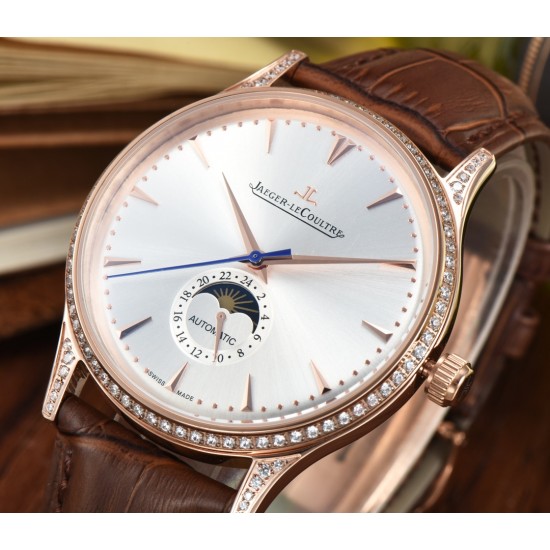 Jaeger-leCoultre Master Ultra Thin Moon积家超薄月相大师系列42mm腕表,简洁的线条设计,赏心悦目的表盘。 显示令表盘尽显活力,6位24小时指针宛如一幕和谐美妙的腕上芭蕾。透过玻璃底盖,机芯运行一目了然。这款厚度仅5.8毫米的超薄机芯向世人证实,超凡的技艺和极尽复杂的功能可以在狭小的空间内完美展现。顶级出品 精品不断 Jaeger-leCoultre Master Ultra Thin Moon积家超薄月相大师系列42mm腕表,简洁的线条设计,赏心悦目的表盘。 显示令表盘尽显活力,6位24小时指针宛如一幕和谐美妙的腕上芭蕾。透过玻璃底盖,机芯运行一目了然。这款厚度仅5.8毫米的超薄机芯向世人证实,超凡的技艺和极尽复杂的功能可以在狭小的空间内完美展现。顶级出品 精品不断