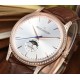 Jaeger-leCoultre Master Ultra Thin Moon积家超薄月相大师系列42mm腕表,简洁的线条设计,赏心悦目的表盘。 显示令表盘尽显活力,6位24小时指针宛如一幕和谐美妙的腕上芭蕾。透过玻璃底盖,机芯运行一目了然。这款厚度仅5.8毫米的超薄机芯向世人证实,超凡的技艺和极尽复杂的功能可以在狭小的空间内完美展现。顶级出品 精品不断 Jaeger-leCoultre Master Ultra Thin Moon积家超薄月相大师系列42mm腕表,简洁的线条设计,赏心悦目的表盘。 显示令表盘尽显活力,6位24小时指针宛如一幕和谐美妙的腕上芭蕾。透过玻璃底盖,机芯运行一目了然。这款厚度仅5.8毫米的超薄机芯向世人证实,超凡的技艺和极尽复杂的功能可以在狭小的空间内完美展现。顶级出品 精品不断