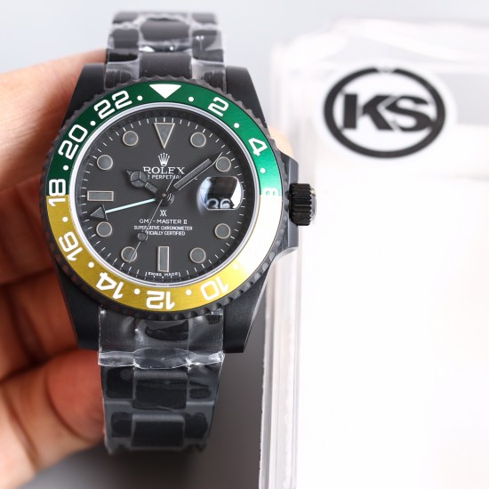 KS高级复刻，新款[强]黑壳劳力士格林尼治型系列：【表壳】采用复合电镀工艺 使得壳身电镀更均匀细腻[色]，防反光凸透式放大日历窗【尺寸】40*13毫米，【表镜】抗刮损蓝水晶玻璃，【机芯】稳定复刻2836自动机械机芯、【表带】蚝式三节表链折叠扣，防水大于100米
