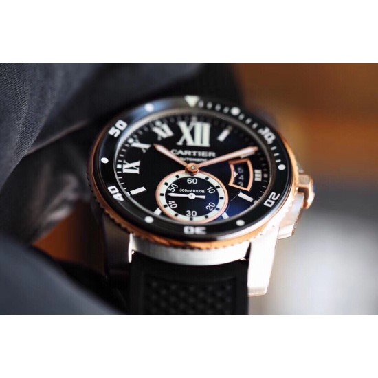 Cartier 卡地亚 卡利博CALIBRE DE CARTIER系列,316精钢表壳,陶瓷夜光圈口,尺寸42mm,搭载全自动机械机芯,进口天然橡胶表带,Super LumiNova夜光涂层三角时标,时尚与运动结合的潜水表硬朗而霸气,彰显气质。 Cartier 卡地亚 卡利博CALIBRE DE CARTIER系列,316精钢表壳,陶瓷夜光圈口,尺寸42mm,搭载全自动机械机芯,进口天然橡胶表带,Super LumiNova夜光涂层三角时标,时尚与运动结合的潜水表硬朗而霸气,彰显气质。