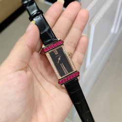 新品预售 一个星期到货实拍 全新卡地亚销量款TankChinoise腕表犹如色彩棱镜，钻石和红宝石碰撞出激情，造型延续传统，凸显美学创意。TankChinoise腕表将女性的魅力尽展无疑，卡地亚在腕表造型上实现突破，结合具有中国风情色彩的红色，象征热情和活力，将色彩演绎出全新风格。钻石和红宝石之间交相映衬，构成视觉上的张力，致敬原型腕表的立体风格。