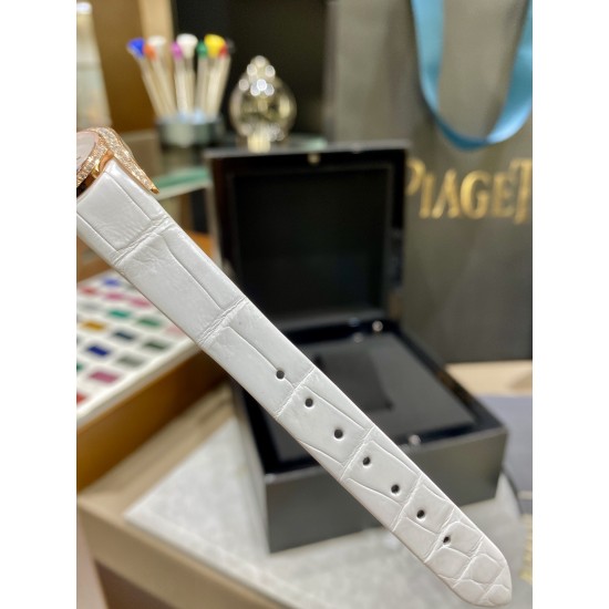 RF厂伯爵新款小号26mm。Limelight Gala系列的女性钻石手表是绝对诱惑的标志,表盘独特的6与9的造型,混合艺术,设计和珠宝,他们赞扬充满活力和大胆女性气质。在伯爵的眼里,每一位演绎人生故事的女主角,都注定拥有出众魅力!别出心裁,不断进阶超越。尺寸26mm 机芯:瑞士朗达机芯 玻璃:蓝宝石镜面 皮带:美洲鳄鱼皮 RF厂伯爵新款小号26mm。Limelight Gala系列的女性钻石手表是绝对诱惑的标志,表盘独特的6与9的造型,混合艺术,设计和珠宝,他们赞扬充满活力和大胆女性气质。在伯爵的眼里,每一位演绎人生故事的女主角,都注定拥有出众魅力!别出心裁,不断进阶超越。尺寸26mm 机芯:瑞士朗达机芯 玻璃:蓝宝石镜面 皮带:美洲鳄鱼皮