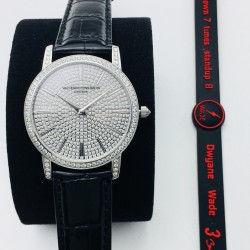 V+ Factory2020最新力作 市场最高版本 最高复刻 江诗VC丹顿传承系列奢华满天星男士腕表，型号：81579/000G-9274，整表共镶嵌660颗施华洛水晶顶级美钻，机芯搭载进口9015改江诗丹顿2450新型自动上链机芯，走时精准，质量稳定有保证！整表采用18k白金电镀，光泽效果进一步提升，每一颗美钻也是经过多层筛选以及切割、排序的，大小光泽达到效果一致，采用高超的镶嵌技术和完美的艺术结合，钻石的华贵与江诗丹顿传承系列的经典传承共同呈现出高贵、精致与高雅！V+匠心之作 欢迎各路表友品鉴！