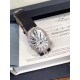 Breguet-宝玑 那不勒斯皇后系列!蓝宝石拱桥弧形玻璃 表盘用天然白色珍珠母贝 阿拉伯数字时符 经典的蓝钢宝玑指针 6点位设有一颗水钻 那不勒斯皇后款 绝对的女神气质名媛款 最重要的是百搭得来不失少女心 必入款❗带上一秒变女神,各种派对,晚会,聚会,约会,发布会,让你BlingBling。 Breguet-宝玑 那不勒斯皇后系列!蓝宝石拱桥弧形玻璃 表盘用天然白色珍珠母贝 阿拉伯数字时符 经典的蓝钢宝玑指针 6点位设有一颗水钻 那不勒斯皇后款 绝对的女神气质名媛款 最重要的是百搭得来不失少女心 必入款❗带上一秒变女神,各种派对,晚会,聚会,约会,发布会,让你BlingBling。