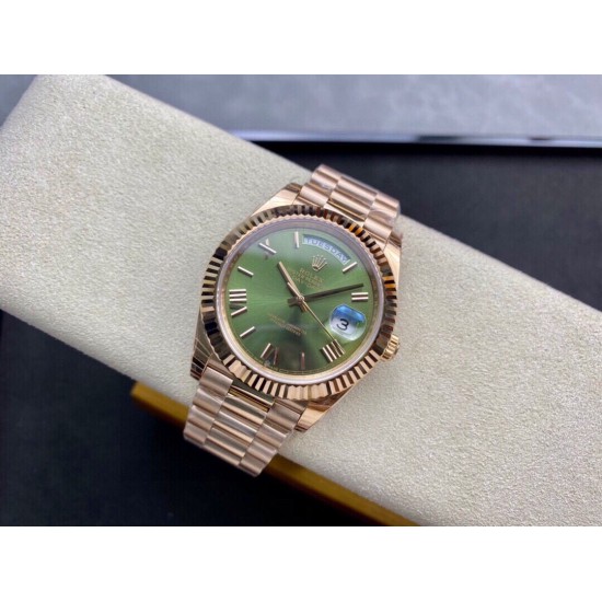 ROLEX 劳力士 星期日志型40mm终极版 搭载原版3255自动机械机芯228239系列腕表,40mm直径,研发耗时16个月!原版1比1开模。重点升级了以下几个要点:1.表壳直径与最新版3255型系列一致40毫米。2.表带头粒与原装一致,5件拼装,难度非常高,表带与表壳交错型无缝连结。3.把头皇冠处下方修改为与原版一致的两个圆点。4.表扣与原版一致里面加装了弹簧,字体大小工艺和原装一致。5.表壳侧面与原版一致增加二维码防伪。6.表壳与表带连接处的壳身刻有与原版一致的型号数字228239。 ROLEX 劳力士 星期日志型40mm终极版 搭载原版3255自动机械机芯228239系列腕表,40mm直径,研发耗时16个月!原版1比1开模。重点升级了以下几个要点:1.表壳直径与最新版3255型系列一致40毫米。2.表带头粒与原装一致,5件拼装,难度非常高,表带与表壳交错型无缝连结。3.把头皇冠处下方修改为与原版一致的两个圆点。4.表扣与原版一致里面加装了弹簧,字体大小工艺和原装一致。5.表壳侧面与原版一致增加二维码防伪。6.表壳与表带连接处的壳身刻有与原版一致的型号数字228239。