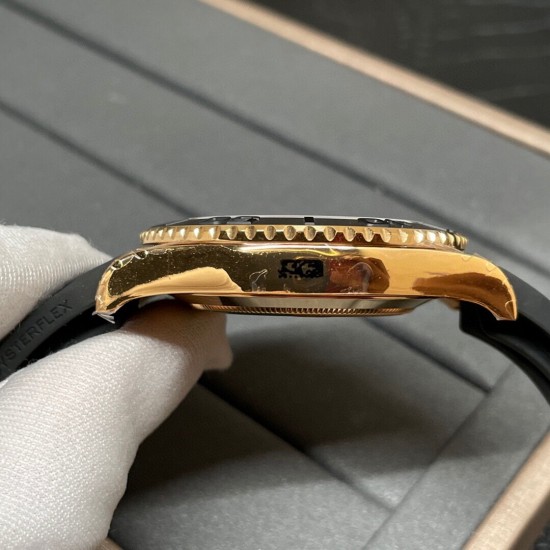 黄金游艇!ROLEX 劳力士 YACHT MASTER 游艇名仕型 116655 运动男表 精钢镀厚玫瑰金表壳 陶瓷表圈 可双向转动 旋入式表冠 蓝宝石镜面有日历放大镜6点位镭射皇冠防伪 橡胶表带 表带侧面有OYSTERFLEX字样雕刻 表带背面有导汗槽 Glidelock折叠保险表扣! 黄金游艇!ROLEX 劳力士 YACHT MASTER 游艇名仕型 116655 运动男表 精钢镀厚玫瑰金表壳 陶瓷表圈 可双向转动 旋入式表冠 蓝宝石镜面有日历放大镜6点位镭射皇冠防伪 橡胶表带 表带侧面有OYSTERFLEX字样雕刻 表带背面有导汗槽 Glidelock折叠保险表扣!