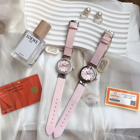✨欧米茄Ladymatic|全新马卡龙色系✨2025首发新款——Ladymatic这款马卡龙色系简直太好看了,太顶了!今年果然大表盘最火,表壳直径34mm,表盘汲取自然深处的松绿色,冰川蓝,马卡龙粉,葡萄紫,结合精细的拉砂工艺和钻石刻度,在柔和细腻的线条中呈现奢华的优美气质!精钢折叠扣设计,不仅佩戴方便,更确保了手表的安全性。这款全新马卡龙色系Ladymatic,不仅是时间的记录者,更是您品味与气质的展现,不容错过哦! ✨欧米茄Ladymatic|全新马卡龙色系✨2025首发新款——Ladymatic这款马卡龙色系简直太好看了,太顶了!今年果然大表盘最火,表壳直径34mm,表盘汲取自然深处的松绿色,冰川蓝,马卡龙粉,葡萄紫,结合精细的拉砂工艺和钻石刻度,在柔和细腻的线条中呈现奢华的优美气质!精钢折叠扣设计,不仅佩戴方便,更确保了手表的安全性。这款全新马卡龙色系Ladymatic,不仅是时间的记录者,更是您品味与气质的展现,不容错过哦!