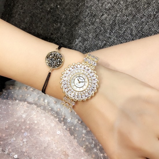 时装奢华版 肖邦-Chopard珠宝腕表:精致奢华;整表采用镶嵌技术;珍珠母贝;包镶流动水滴形透明锆钻,壳直径34mm 实拍 以创造艺术品的方式专注每一只腕表 时装奢华版 肖邦-Chopard珠宝腕表:精致奢华;整表采用镶嵌技术;珍珠母贝;包镶流动水滴形透明锆钻,壳直径34mm 实拍 以创造艺术品的方式专注每一只腕表