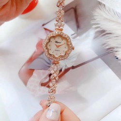 肖帮 手链系列✨高端大气✨全新上市品牌：肖邦- Chopard 款式：女士腕表（高端大气）机芯：进口石英机芯材料：镀膜高密度镜面，铜壳，钢扣底盖：密底表带：斯华诺世奇水晶钻表带表扣：原装折叠扣尺寸：直径26mm  厚度7.5mm