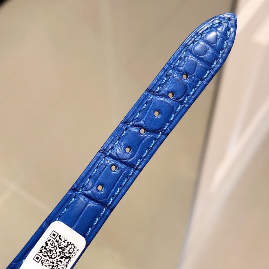 实拍 Cartier HYPNOSE系列腕表卡地亚椭圆双环交叠,演绎卡地亚柔美细腻的标志性风格。腕表灵动深邃,玫瑰金表壳镶嵌明亮式切割圆钻,太阳纹放射效果的表盘与剑形蓝钢指针,搭配鳄鱼皮带 典雅又唯美,再随机配送一条牛皮 30*26mm小号表款,搭配瑞士石英机芯,非常适合女性佩戴。 实拍 Cartier HYPNOSE系列腕表卡地亚椭圆双环交叠,演绎卡地亚柔美细腻的标志性风格。腕表灵动深邃,玫瑰金表壳镶嵌明亮式切割圆钻,太阳纹放射效果的表盘与剑形蓝钢指针,搭配鳄鱼皮带 典雅又唯美,再随机配送一条牛皮 30*26mm小号表款,搭配瑞士石英机芯,非常适合女性佩戴。