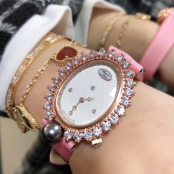 品牌：宝玑-Breguet ™️系列：珠宝系列 现推出石英版本 宝玑GJ29BB8924/5D58 雕花珍珠贝母 镶钻 女士腕表表壳电镀18K金鹅卵形表壳，外缘镶嵌24颗明亮式切割钻石和一颗日本Akoya 海水珍珠。尺寸：34.4 x 28.7毫米。表盘为玑镂刻花珍珠母贝。12点位置镶嵌宝玑铭牌。偏心小时刻度环，3点、6点、9点和12点位置设有钻石时标。宝玑经典针尖镂空式蓝钢指针。镌刻编号和Breguet隐形签名。丝缎表带，搭配折叠镶钻表扣。