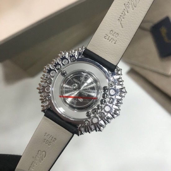 萧邦Happy Diamonds系列特别款!2019年官网力推款!2018即将过去,新的一年从元旦开始!枫叶美丽并寓意着坚毅精神!即代表永恒爱情送给恋人,也代表对美好的回忆,可送给一路陪伴的朋友,还代表一种岁月的轮回。1比1超前做工同步首发!表面配置三块蓝宝石防刮玻璃,瑞士朗达机芯,尺寸:外径34mm内径14mm。表带14/12。 萧邦Happy Diamonds系列特别款!2019年官网力推款!2018即将过去,新的一年从元旦开始!枫叶美丽并寓意着坚毅精神!即代表永恒爱情送给恋人,也代表对美好的回忆,可送给一路陪伴的朋友,还代表一种岁月的轮回。1比1超前做工同步首发!表面配置三块蓝宝石防刮玻璃,瑞士朗达机芯,尺寸:外径34mm内径14mm。表带14/12。
