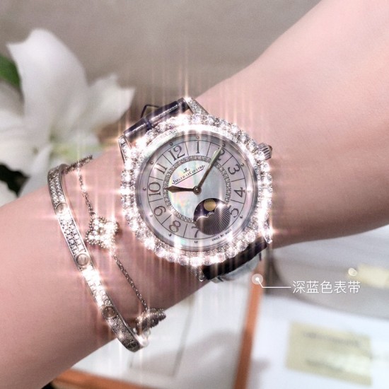实拍 积家-Jaeger-LeCoultre DAZZLING RENDEZ- VOUS MOON约会系列月相珠宝腕表月之女神,是浪漫与柔美的象征,她掌管着大自然中的潮起潮落和季节更替,是艺术家与诗人们的灵感源泉,在温润莹亮的白色珍珠母贝映衬下,晶莹璀璨的钻石散发出夜空般的静谧之美,表圈镶嵌108颗 钻石,组成两个环绕表壳的同心圆。由36颗以爪镶工艺镶嵌的 钻石组成的外圈,为光芒闪耀的表圈营造出轻盈美妙的质感,尺寸36mm的精钢表壳搭配进口瑞士石英,采用蓝宝石水晶玻璃。 实拍 积家-Jaeger-LeCoultre DAZZLING RENDEZ- VOUS MOON约会系列月相珠宝腕表月之女神,是浪漫与柔美的象征,她掌管着大自然中的潮起潮落和季节更替,是艺术家与诗人们的灵感源泉,在温润莹亮的白色珍珠母贝映衬下,晶莹璀璨的钻石散发出夜空般的静谧之美,表圈镶嵌108颗 钻石,组成两个环绕表壳的同心圆。由36颗以爪镶工艺镶嵌的 钻石组成的外圈,为光芒闪耀的表圈营造出轻盈美妙的质感,尺寸36mm的精钢表壳搭配进口瑞士石英,采用蓝宝石水晶玻璃。
