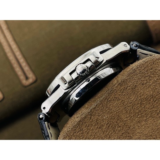 【PFF Factory2021牛年力作】V2升级版 【市场最高品质版本】百达.翡丽Patekphilippe运动系列(鹦鹉螺)5724(霸道总裁)升级版!1⃣️所有功能同正品(10字位动能显示,7字位日历和月相 4字位小秒针),和原装一样的带水平压纹图案,带荧光刻度 !2⃣️直径40毫米,904L精钢镀金,蓝宝石玻璃镜面。3⃣️5722和5724款的外钻为施华洛世奇钻,通透闪亮,气质非凡。在目前技术范畴内尽可能接近原装,此款腕表可以让您驾驭所有场合!PFF匠心之作 欢迎您的品鉴! 【PFF Factory2021牛年力作】V2升级版 【市场最高品质版本】百达.翡丽Patekphilippe运动系列(鹦鹉螺)5724(霸道总裁)升级版!1⃣️所有功能同正品(10字位动能显示,7字位日历和月相 4字位小秒针),和原装一样的带水平压纹图案,带荧光刻度 !2⃣️直径40毫米,904L精钢镀金,蓝宝石玻璃镜面。3⃣️5722和5724款的外钻为施华洛世奇钻,通透闪亮,气质非凡。在目前技术范畴内尽可能接近原装,此款腕表可以让您驾驭所有场合!PFF匠心之作 欢迎您的品鉴!