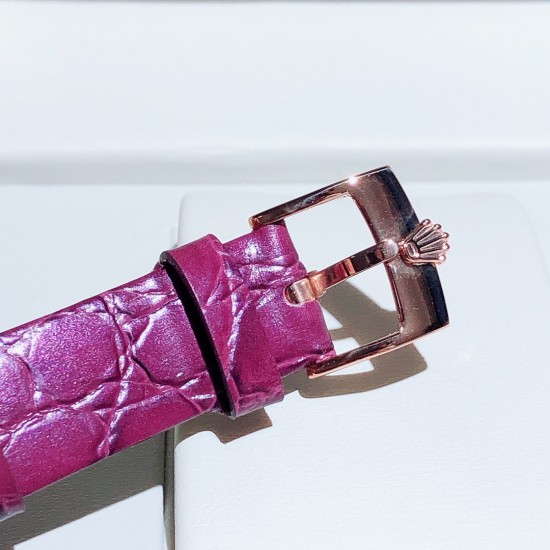 实拍 劳力士2020新品女性腕表 高级腕表ROLEX,一见倾心。劳力士切利尼女款奢华版惊艳上市,表面镶嵌12颗施洛华世奇彩钻,蕴意生命多姿多彩。表盘32尺寸,适配所有女神的手腕。手表搭载进口9015机芯,厚度仅为8毫米,足够薄,让您佩戴更舒适 实拍 劳力士2020新品女性腕表 高级腕表ROLEX,一见倾心。劳力士切利尼女款奢华版惊艳上市,表面镶嵌12颗施洛华世奇彩钻,蕴意生命多姿多彩。表盘32尺寸,适配所有女神的手腕。手表搭载进口9015机芯,厚度仅为8毫米,足够薄,让您佩戴更舒适
