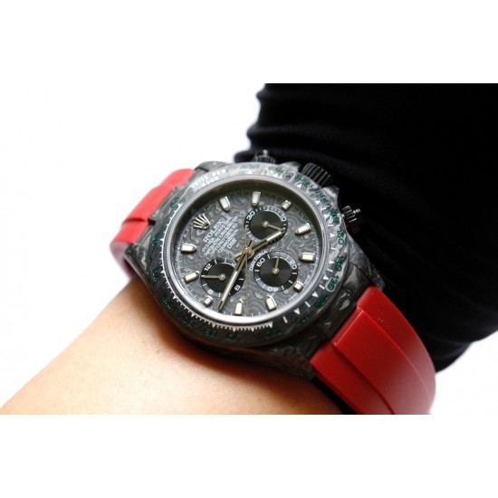 劳力士Rolex Daytona全碳纤维宇宙计时迪通拿横空出世 这款获得瑞士天文台认证的首款全碳纤迪通拿搭载全自动计时7750机械机芯 均调校测试 表盘配蜗形小秒针盘 蓝宝石抗刮损水晶镜面 碳纤维字面 完美复刻 原装同步魔术贴帆布带/橡树胶带 原装扣 更加柔软舒适 方便佩戴 爱不释手的劳力士迪通拿 品不完的一劳永逸!!! 劳力士Rolex Daytona全碳纤维宇宙计时迪通拿横空出世 这款获得瑞士天文台认证的首款全碳纤迪通拿搭载全自动计时7750机械机芯 均调校测试 表盘配蜗形小秒针盘 蓝宝石抗刮损水晶镜面 碳纤维字面 完美复刻 原装同步魔术贴帆布带/橡树胶带 原装扣 更加柔软舒适 方便佩戴 爱不释手的劳力士迪通拿 品不完的一劳永逸!!!