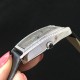 PlAGET-伯爵 Limelight酒桶形系列!尺寸27 x 38毫米。镶饰方形美钻。黑色陶瓷表冠。表扣镶饰13颗圆形美钻。蓝宝石水晶玻璃。这款Limelight酒桶形腕表犹如一套女装晚礼服,其白金表壳的每一面都镶饰着两行排列整齐的圆形美钻,将奢华优雅演绎得淋漓尽致。黑色的陶瓷表冠与黑色丝缎表带彼此呼应,形成了绝妙的搭配。银色的表盘泛着彩虹的光晕,而精巧纤细的黑色罗马数字时标则记录着光阴的流转,一览无遗。请认准独家细节品质。 PlAGET-伯爵 Limelight酒桶形系列!尺寸27 x 38毫米。镶饰方形美钻。黑色陶瓷表冠。表扣镶饰13颗圆形美钻。蓝宝石水晶玻璃。这款Limelight酒桶形腕表犹如一套女装晚礼服,其白金表壳的每一面都镶饰着两行排列整齐的圆形美钻,将奢华优雅演绎得淋漓尽致。黑色的陶瓷表冠与黑色丝缎表带彼此呼应,形成了绝妙的搭配。银色的表盘泛着彩虹的光晕,而精巧纤细的黑色罗马数字时标则记录着光阴的流转,一览无遗。请认准独家细节品质。