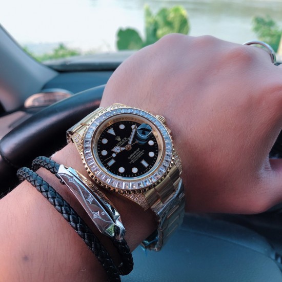 劳力士 ROLEX X43 水鬼系列 纪念款 采用全自动机械机芯•尺寸40mm•搭载兰宝石玻璃•316L三珠钢带•原装保险扣 从来以个性、经典著称的水鬼 披上精镶T钻外衣如超级英雄钢铁侠闪亮登场 三杰精致推荐男士机械腕表 SJ为你精心挑选超真实实物图拍摄 劳力士 ROLEX X43 水鬼系列 纪念款 采用全自动机械机芯•尺寸40mm•搭载兰宝石玻璃•316L三珠钢带•原装保险扣 从来以个性、经典著称的水鬼 披上精镶T钻外衣如超级英雄钢铁侠闪亮登场 三杰精致推荐男士机械腕表 SJ为你精心挑选超真实实物图拍摄