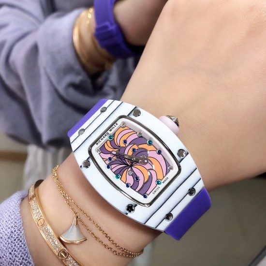实拍 最新理查珐琅棉花糖理查德米勒 RichardMille 珐琅棉花糖 最新爆款 bon bon系列最稀有的作品!克服传统工艺打破模式!钟表最受尊敬的技术之一。不是所有人的嫁妆,棉花糖运动曲线和颜色,它们是诱人的。有了理查德米勒,实现了把棉花糖戴在你的手腕上!白色陶瓷加上黄粉绿搪瓷表盘,RM-07柔和的颜色创造了一个组合...甜蜜!糖果店的一次旅行,一个让人难以置信的艺术品。你会戴上它吗? 实拍 最新理查珐琅棉花糖理查德米勒 RichardMille 珐琅棉花糖 最新爆款 bon bon系列最稀有的作品!克服传统工艺打破模式!钟表最受尊敬的技术之一。不是所有人的嫁妆,棉花糖运动曲线和颜色,它们是诱人的。有了理查德米勒,实现了把棉花糖戴在你的手腕上!白色陶瓷加上黄粉绿搪瓷表盘,RM-07柔和的颜色创造了一个组合...甜蜜!糖果店的一次旅行,一个让人难以置信的艺术品。你会戴上它吗?
