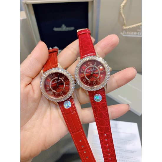 独家实拍,认准品质与细节积家约会系列月相珠宝腕表,体现出了积家的精妙之芯时间之艺,表圈及表盘内珠宝工匠们精心打磨镶嵌的钻石,让时间每一帧每一秒都闪耀迷人。珍珠贝母表盘上奢华镶钻搭配进口石英机芯,拱形蓝宝石镜面,进口小牛皮表带搭配原装折叠扣。 直径34mm厚11mm 独家实拍,认准品质与细节积家约会系列月相珠宝腕表,体现出了积家的精妙之芯时间之艺,表圈及表盘内珠宝工匠们精心打磨镶嵌的钻石,让时间每一帧每一秒都闪耀迷人。珍珠贝母表盘上奢华镶钻搭配进口石英机芯,拱形蓝宝石镜面,进口小牛皮表带搭配原装折叠扣。 直径34mm厚11mm
