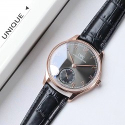 IWC 万国（葡萄牙系列）V3版 IW545408型腕表，简称“琼斯之剑”。正品开模，干练整洁，专为男士打造的腕表。锅盖蓝宝石玻璃，手动上弦的滴答声，背透镶嵌的红宝石，来回摆动的游丝走线，纯粹的机械之美，都让每个狂热的机械爱好者深深着迷！表盘尺寸：44毫米X10机芯类型：手动机㭜系列型号：98295动力储存：46小时表镜材质：兰宝石玻璃表带材质：意大利小牛皮表扣类型：针扣后盖表底：透底功能风格：6位小秒针，纯粹机械之美！